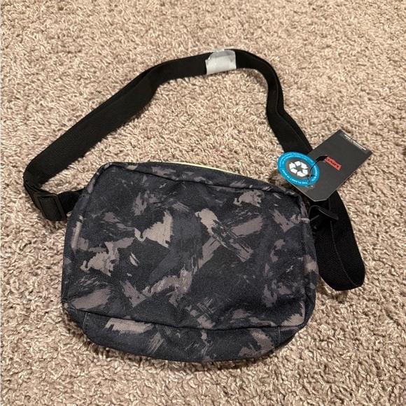 NWT Levi’s Crossbody Bag Unisex Mesh Pocket - Picture 2 of 5